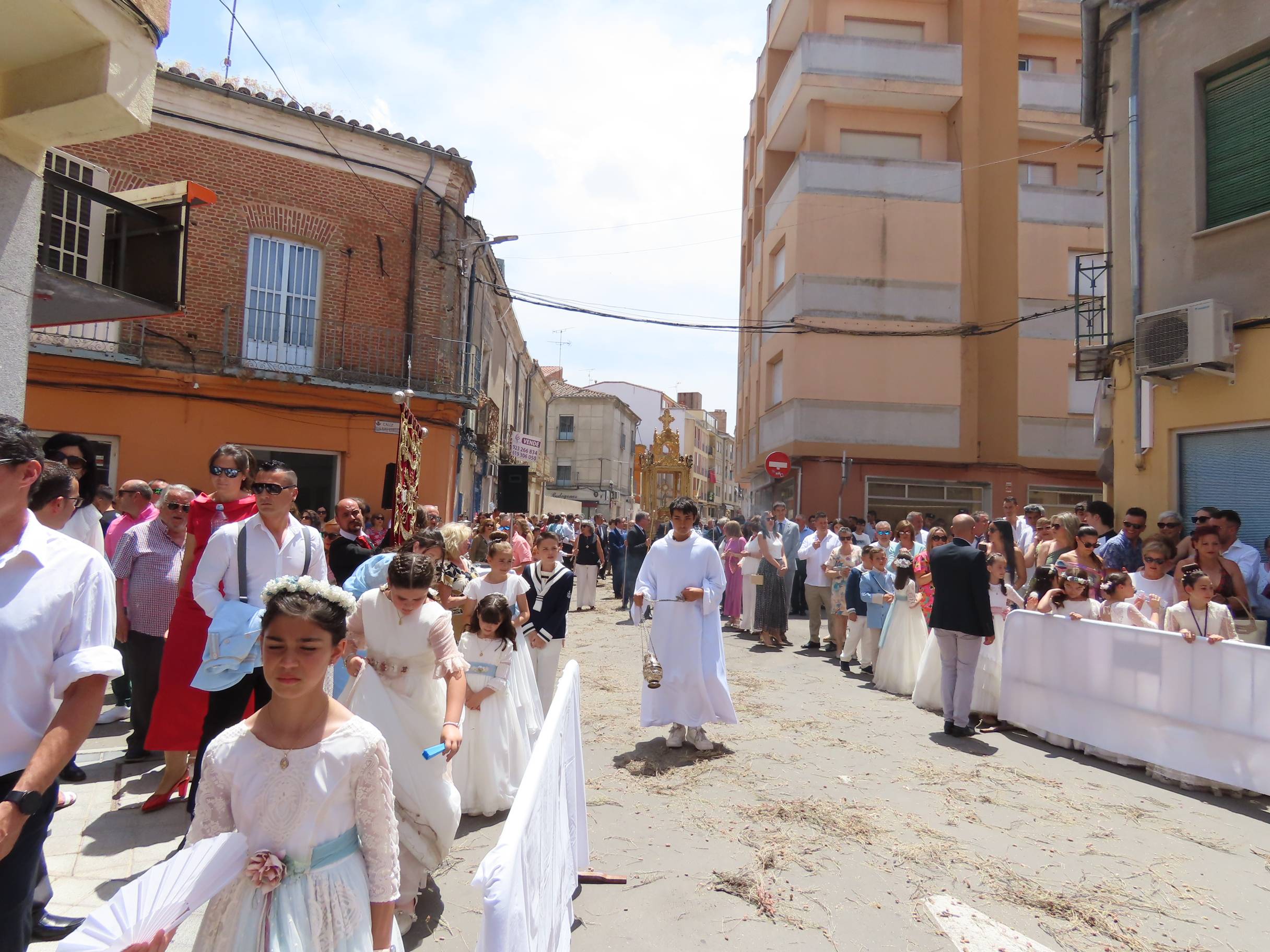 El calor escolta al Santísimo por Peñaranda