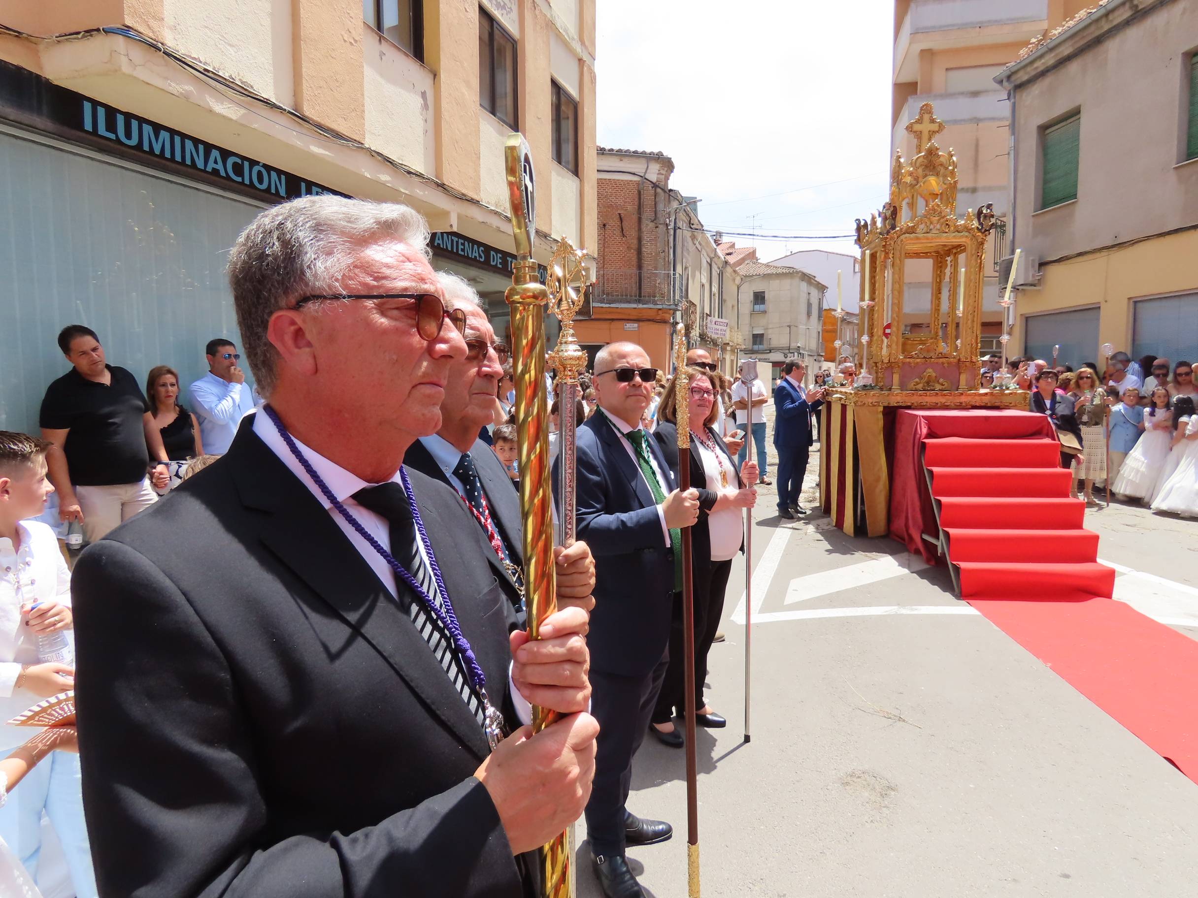 El calor escolta al Santísimo por Peñaranda
