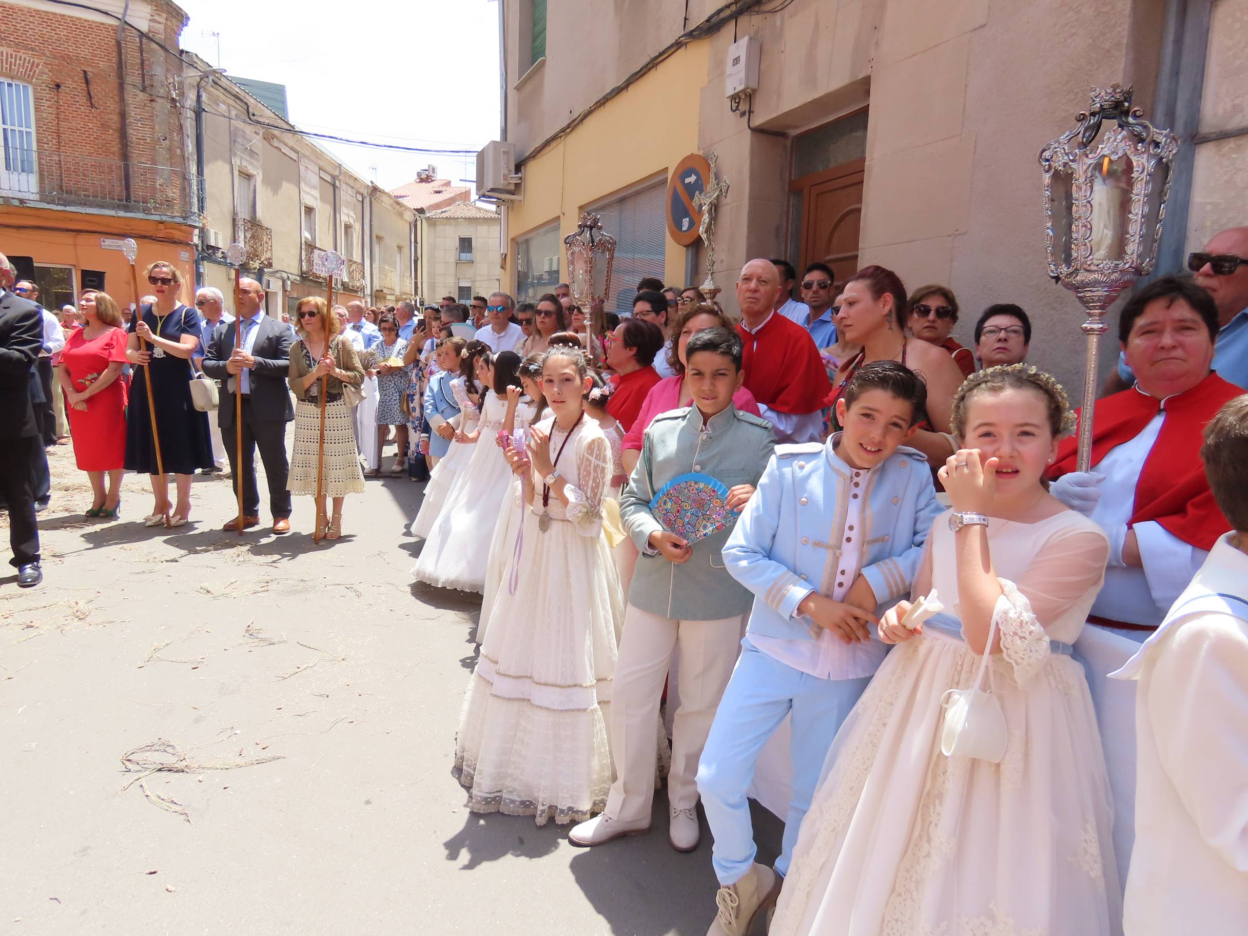 El calor escolta al Santísimo por Peñaranda