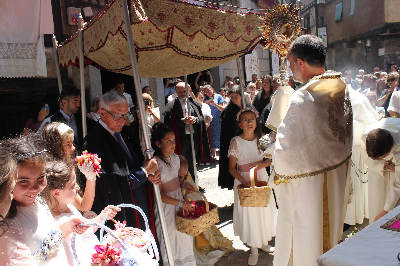 La Alberca exhibe toda su belleza en el Corpus Christi