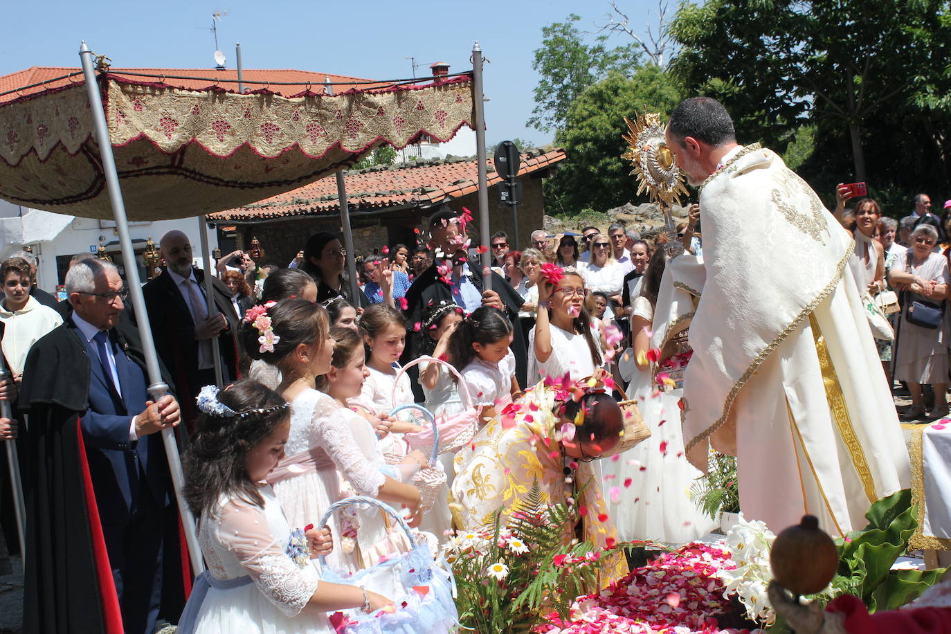La Alberca exhibe toda su belleza en el Corpus Christi