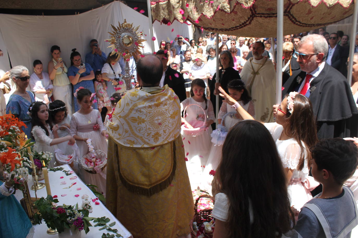 La Alberca exhibe toda su belleza en el Corpus Christi