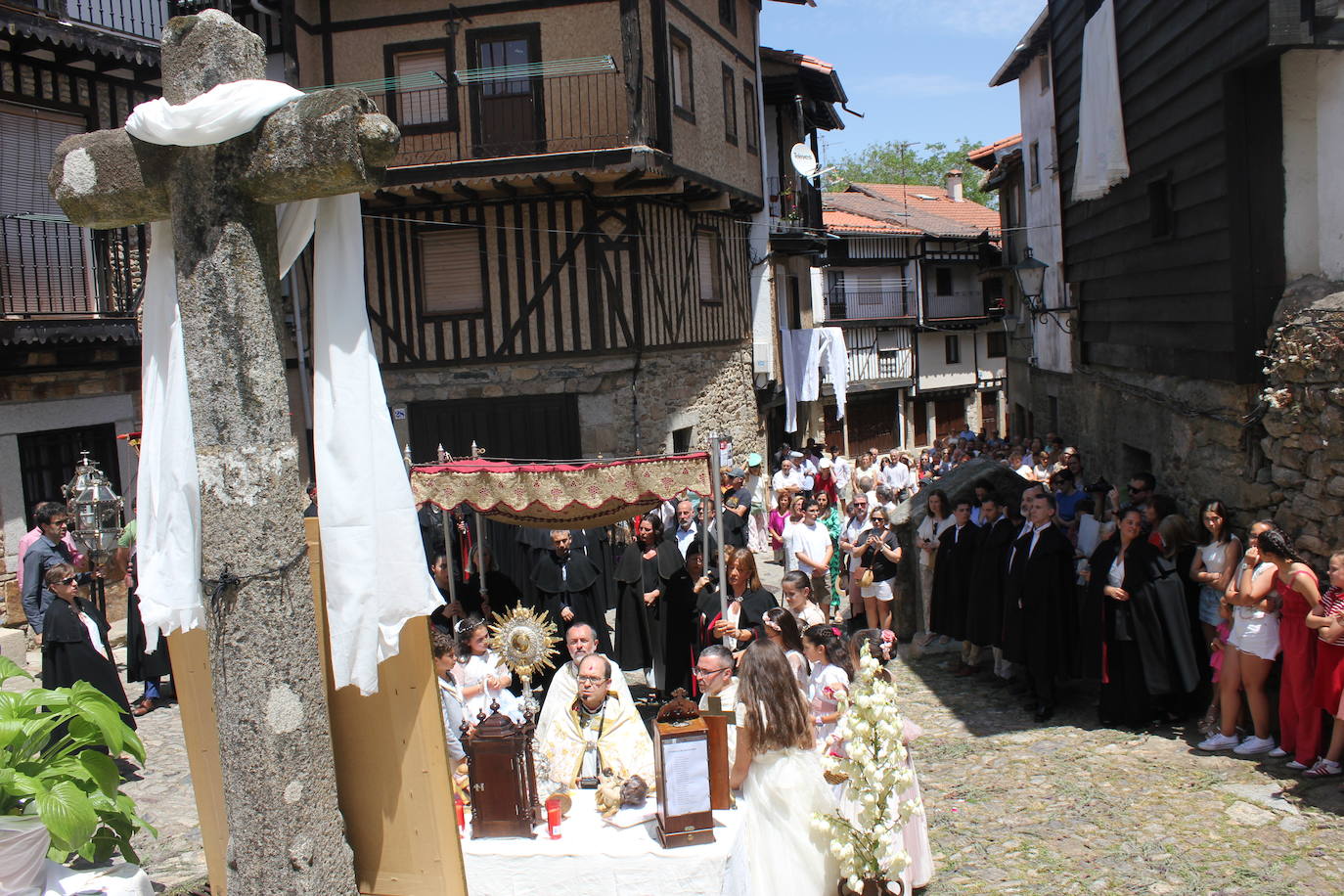 La Alberca exhibe toda su belleza en el Corpus Christi