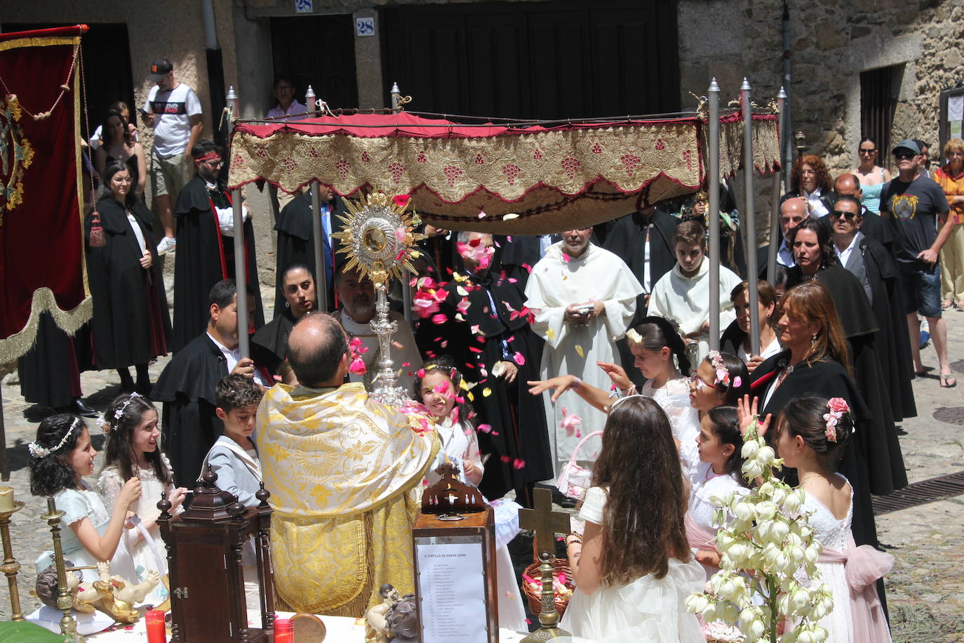 La Alberca exhibe toda su belleza en el Corpus Christi