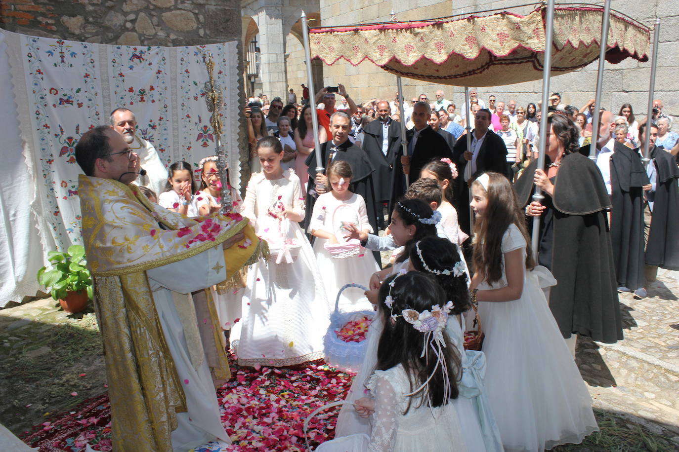 La Alberca exhibe toda su belleza en el Corpus Christi