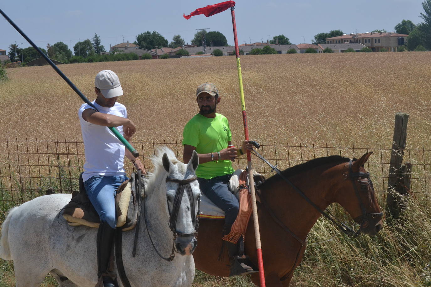 Bella carrera a caballo en La Fuente de San Esteban