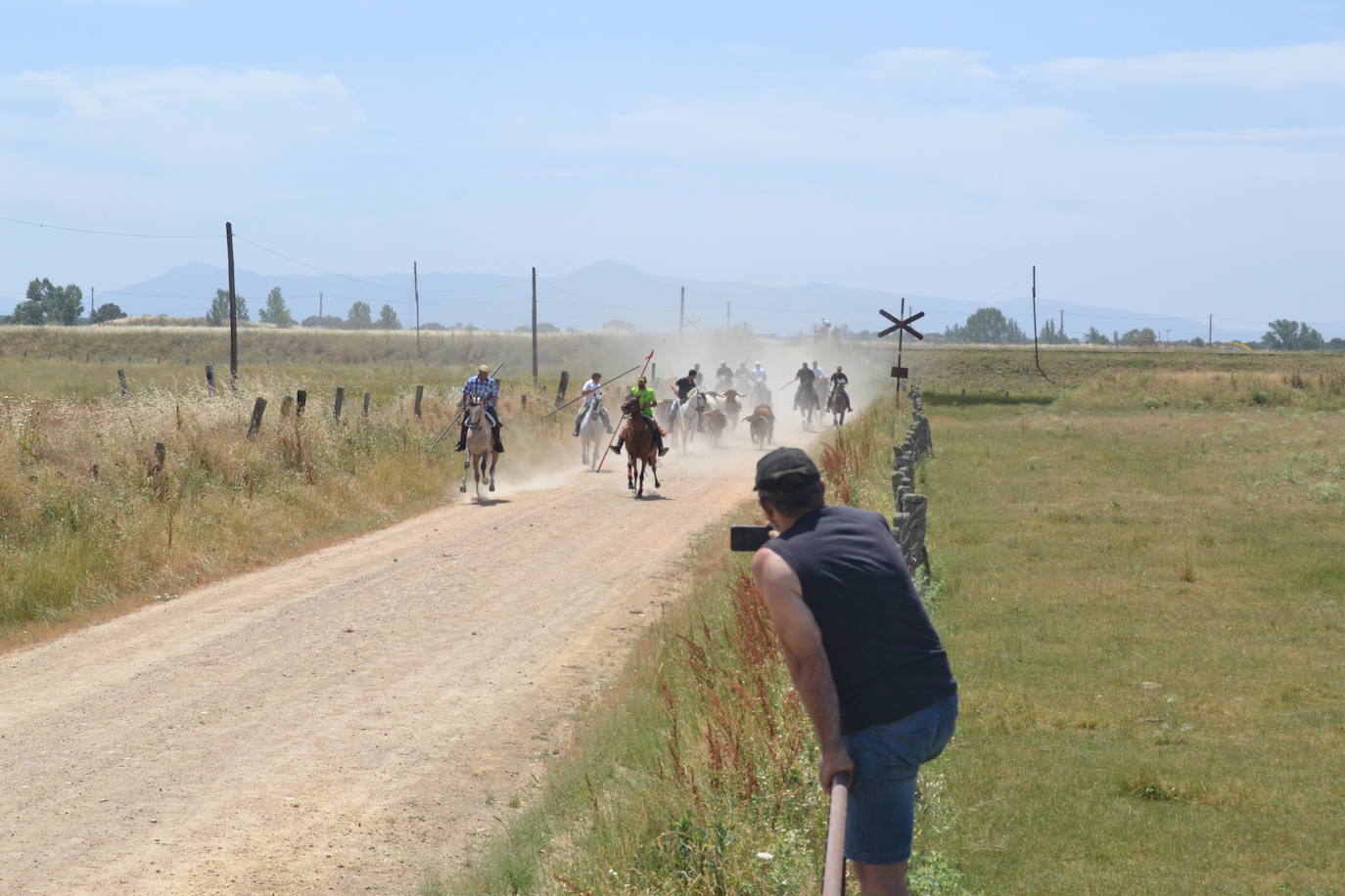 Bella carrera a caballo en La Fuente de San Esteban