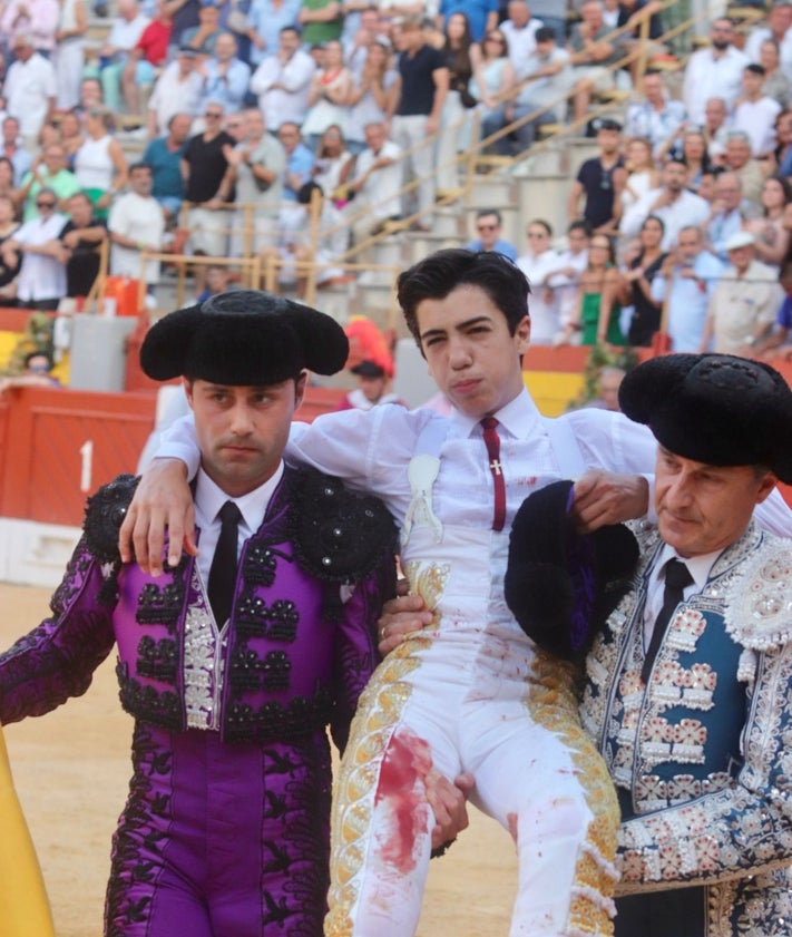Imagen secundaria 2 - Espeluznante cogida de Marco Pérez en Alicante