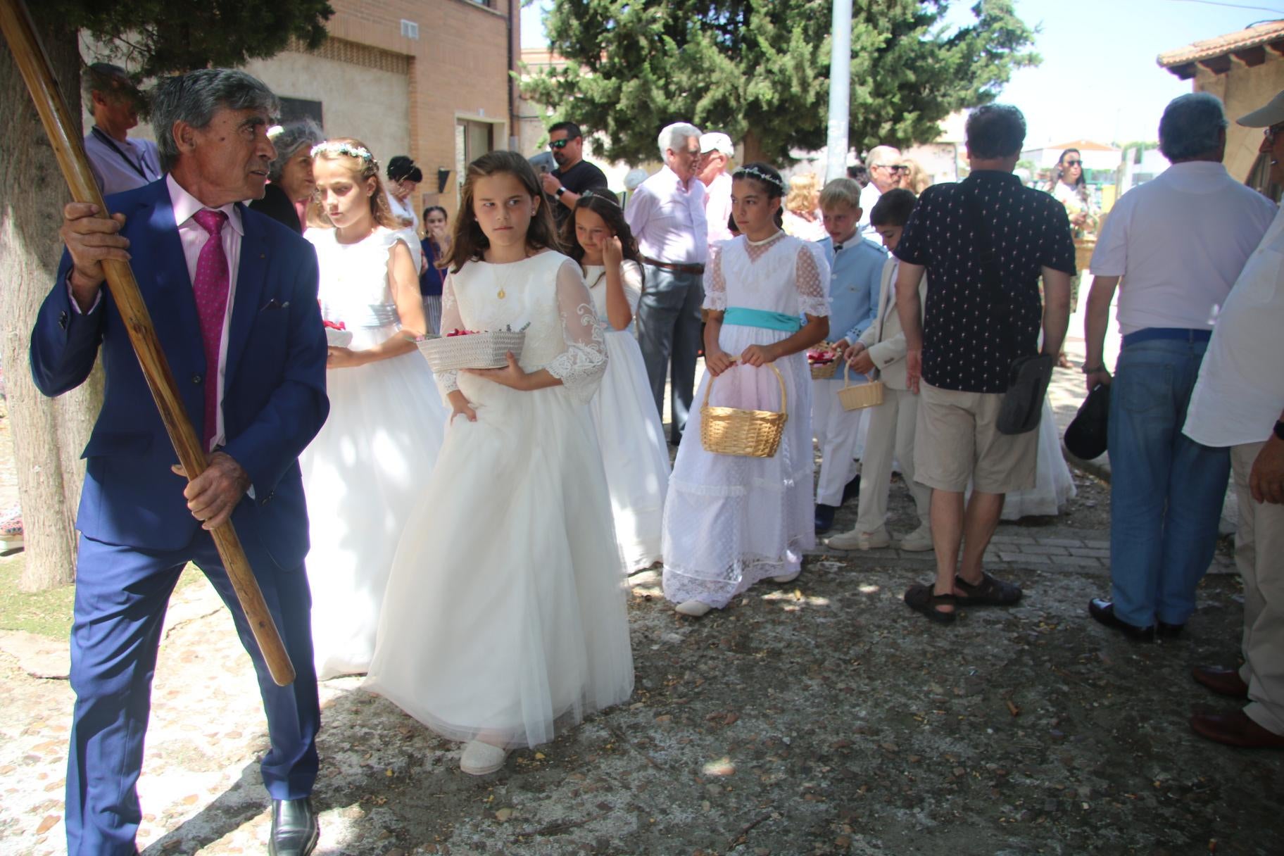 Pétalos de flores y palio en la procesión de Aldeatejada