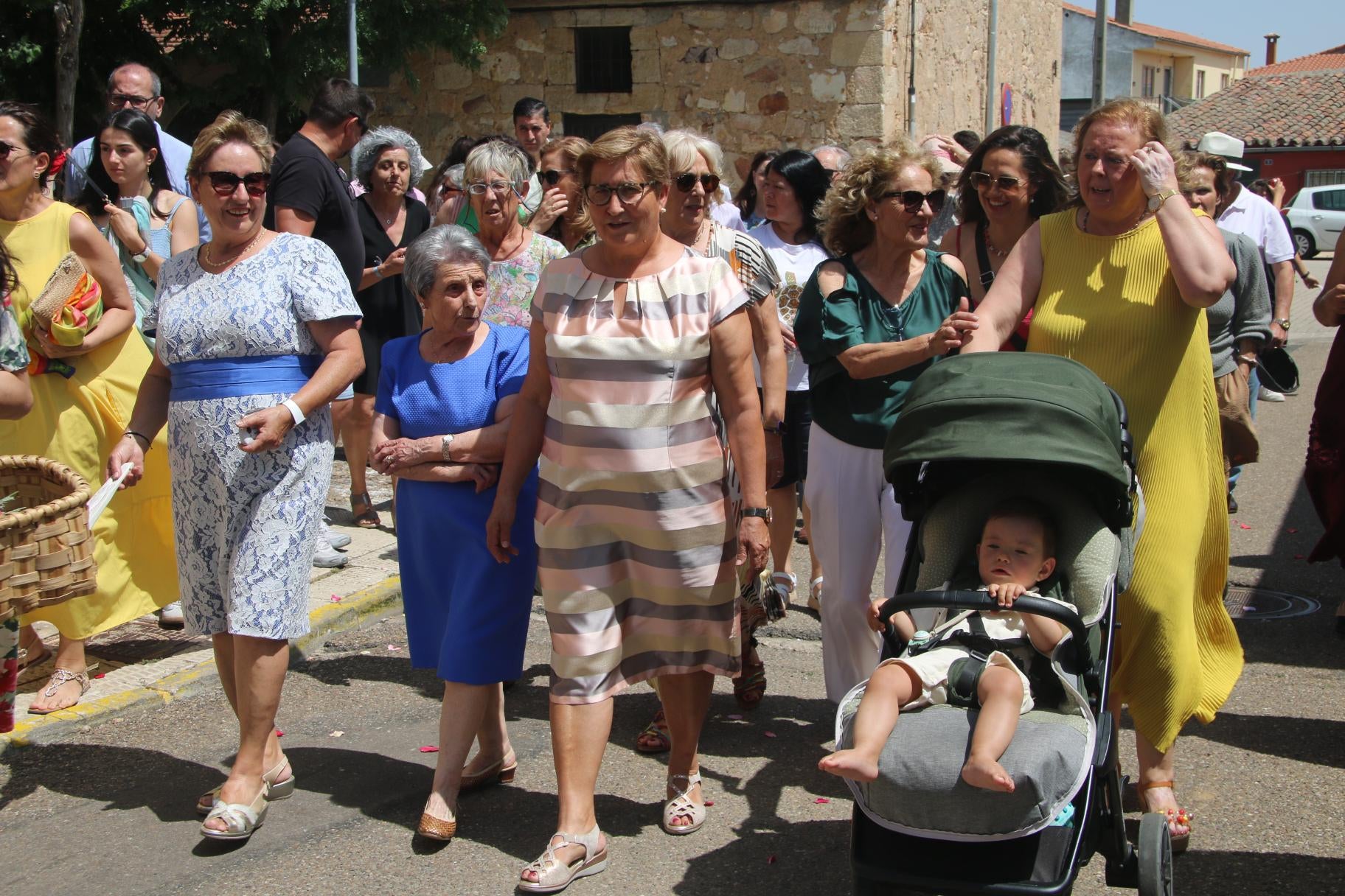 Pétalos de flores y palio en la procesión de Aldeatejada