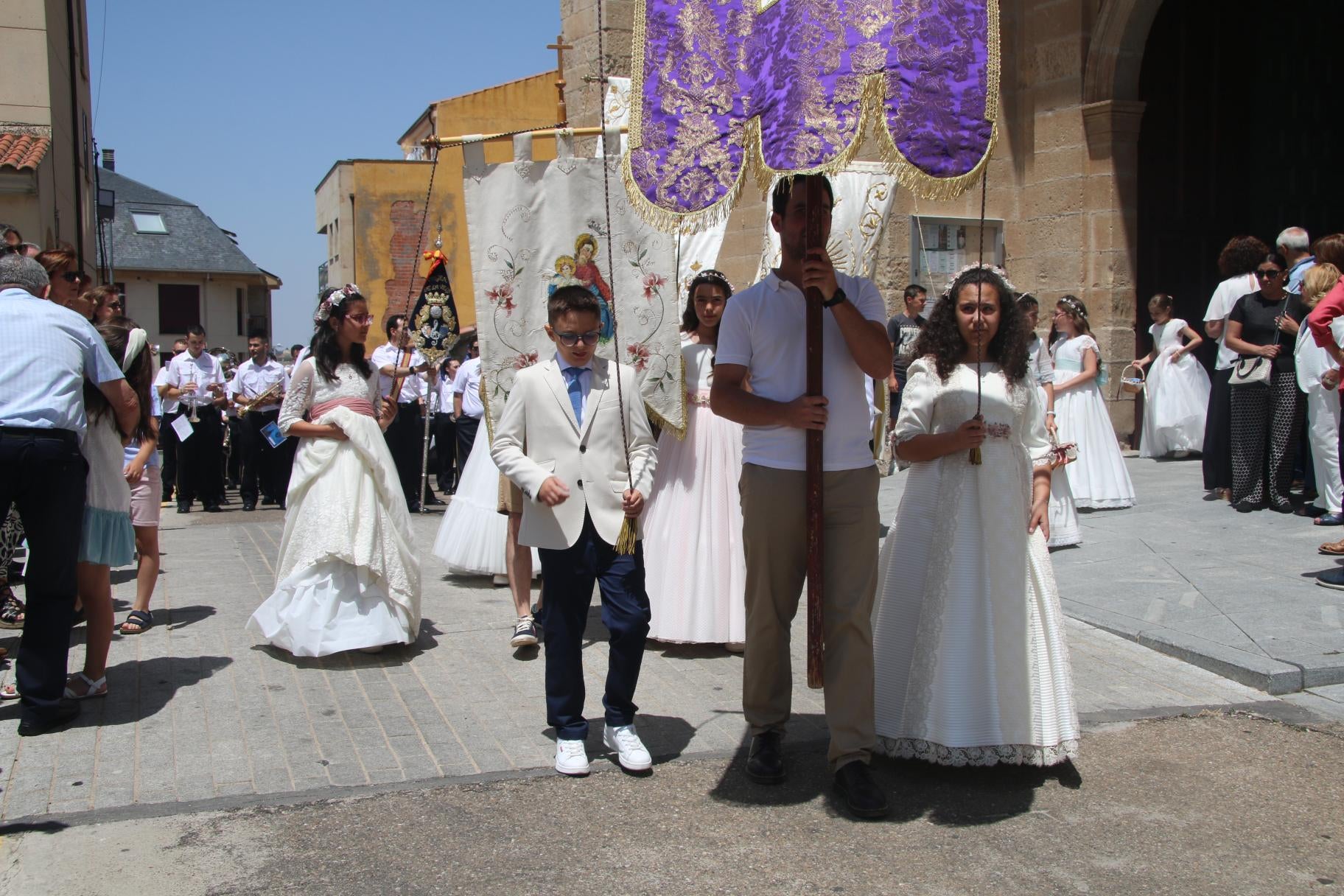 Villares honra sus tradiciones con el día del Santísimo