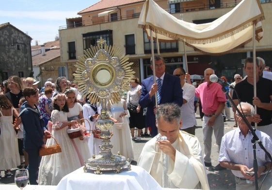 La veneración del Santísimo, en la plaza de Cabrerizos.