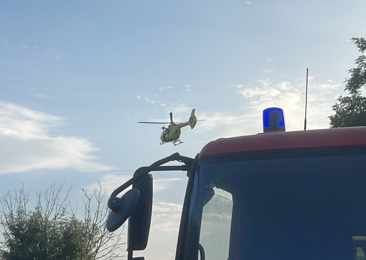 Imagen secundaria 1 - El helicóptero del Sacyl y los Bomberos de la Diputación en el lugar de los hechos.