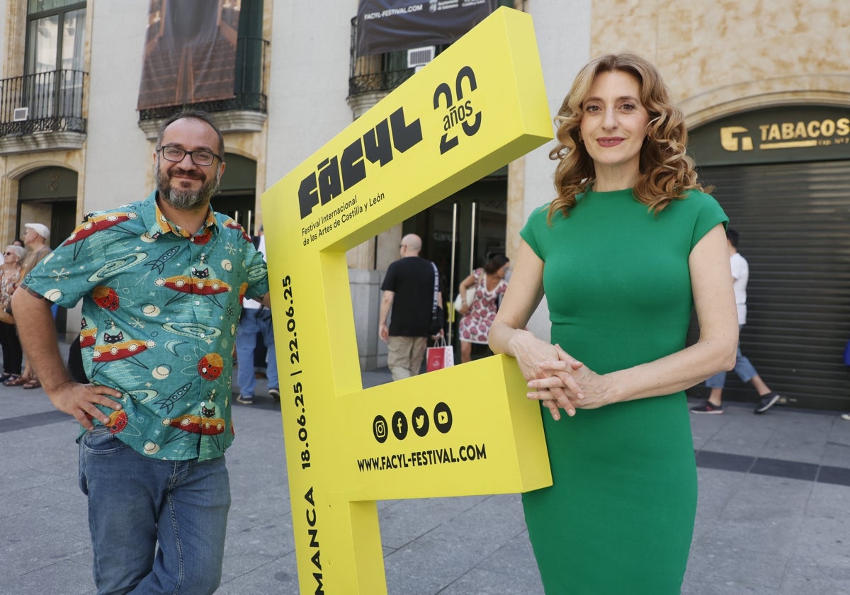 El director de FÀCYL, Rodrigo Tamariz, junto a la viceconsejera de Acción Cultural, Mar Sancho.