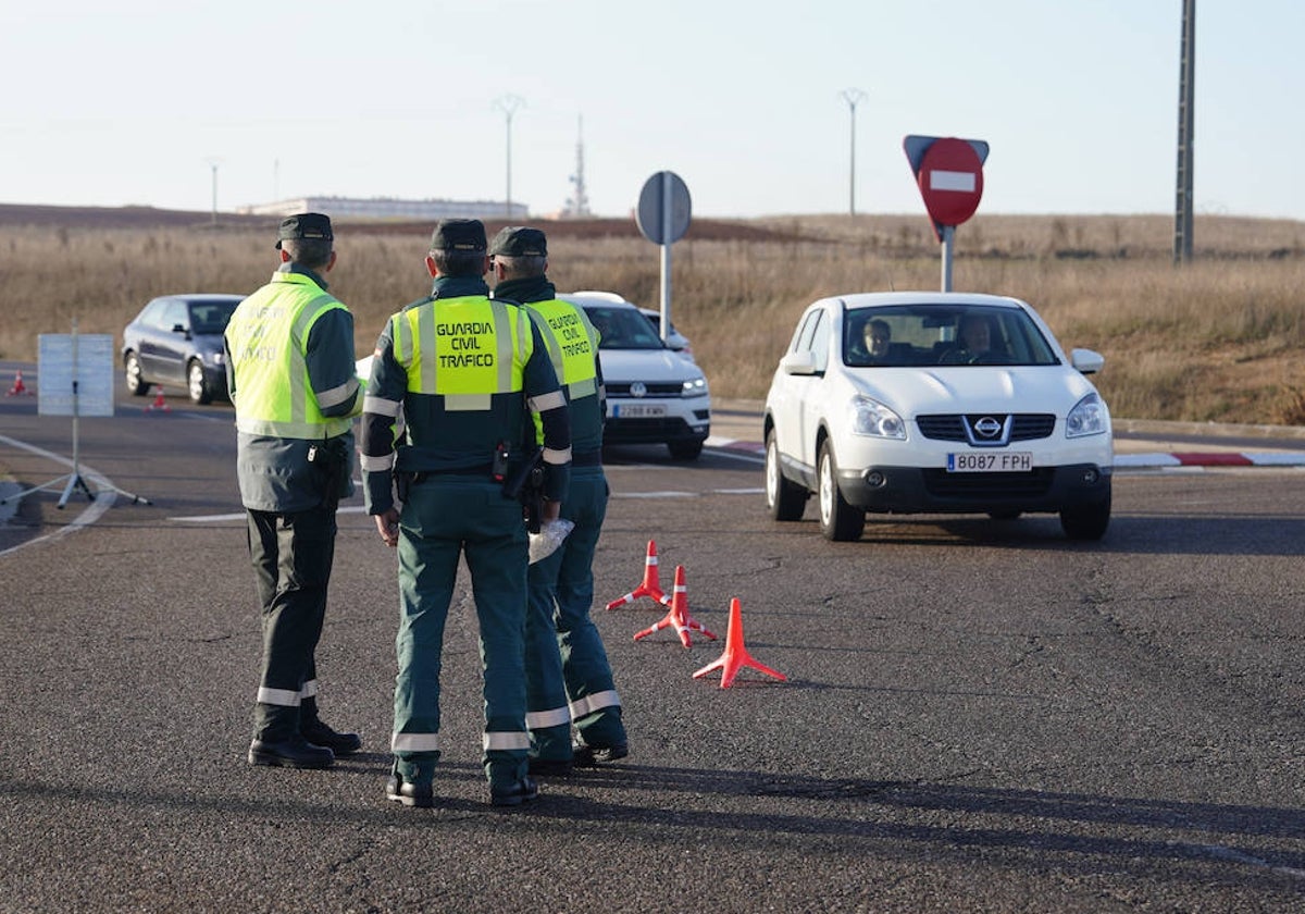 Tres agentes de la Guardia Civil en un control.