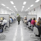 Empleados públicos ayudando a salmantinos a presentar la declaración de la Renta.