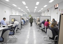 Empleados públicos ayudando a salmantinos a presentar la declaración de la Renta.