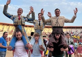 Raquel Martín, Julio Norte y Sergio Pérez, a hombros en Ledesma.