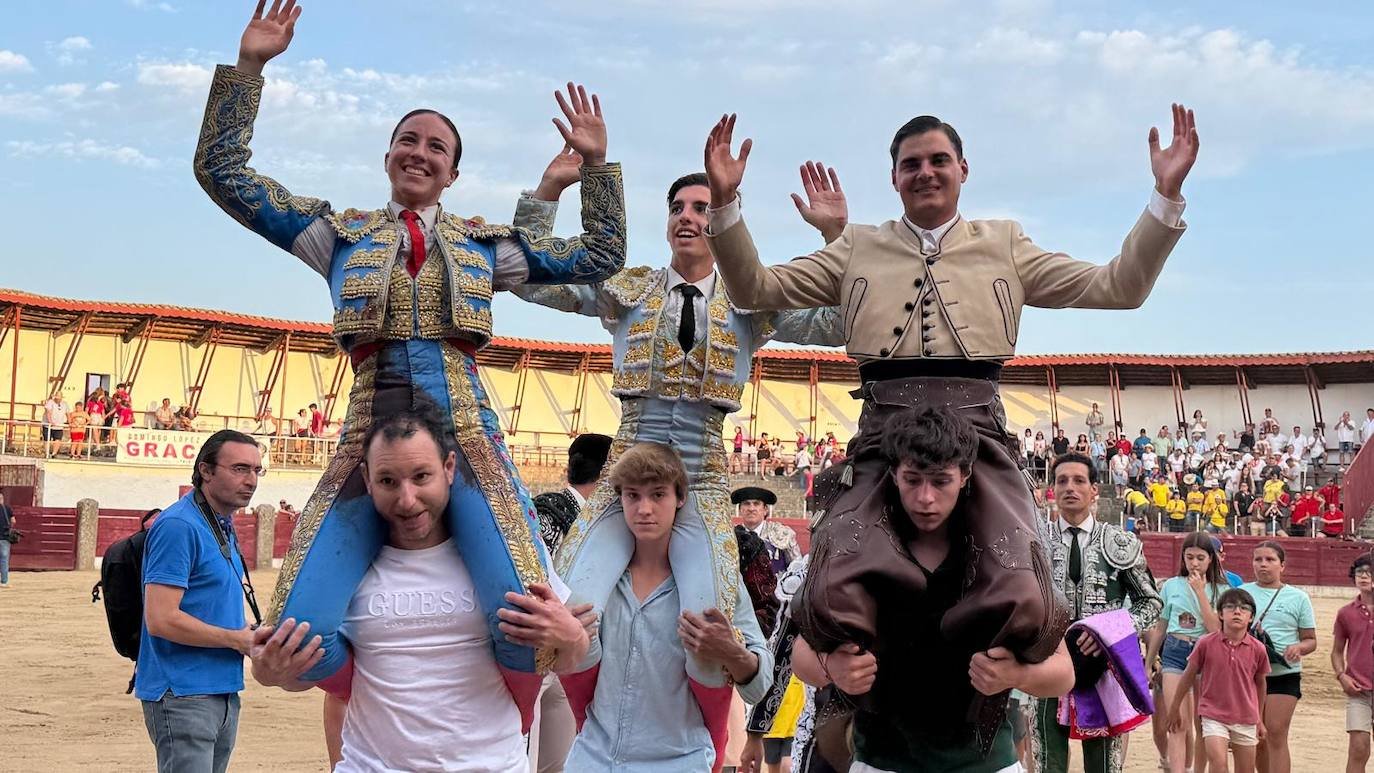 Raquel Martín, Julio Norte y Sergio Pérez, a hombros en Ledesma.