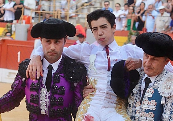 Marco Pérez, muy dolorido, en el momento que le trasladan a la enfermería.