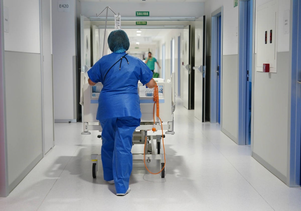 Una sanitaria por los pasillos del Complejo Hospitalario.