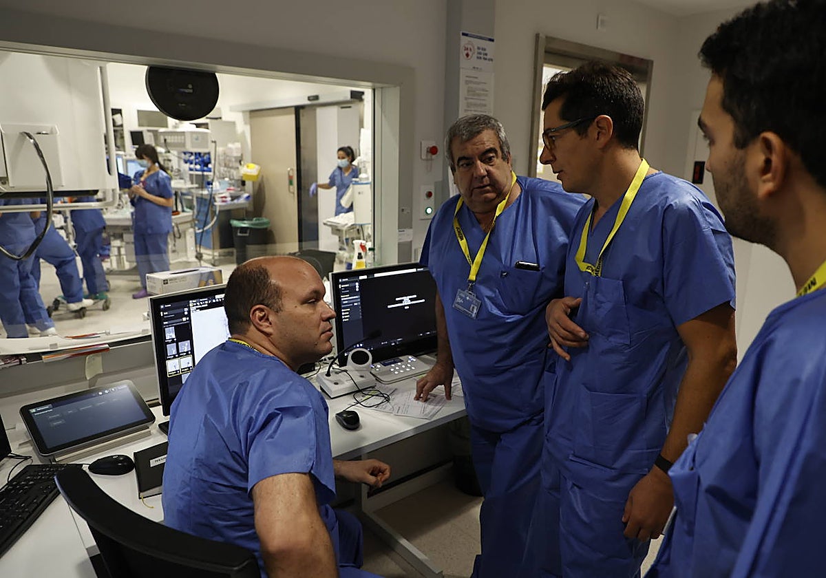 Radiólogos intervencionistas analizan un caso de ictus.