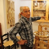 Feliciano Martín Cascón muestra algunos de los objetos de su autoría en su propio museo.