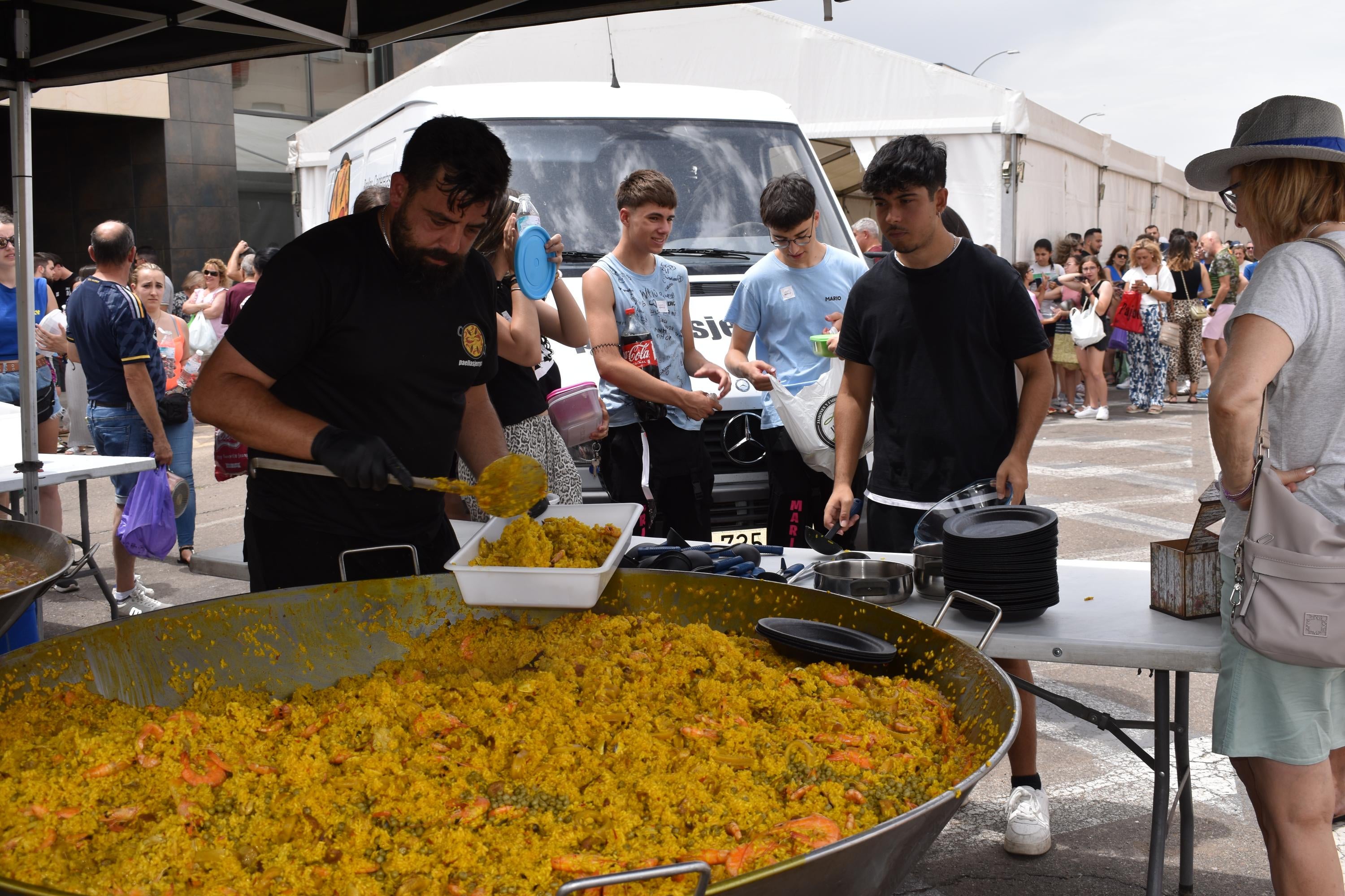 Festín gastronómico en Villares de la Reina con 3.500 raciones de paella