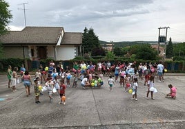 La actividad solidaria se desarrolló en el patio del centro