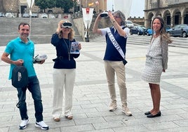 Pedro López, Purificación Pozo, Luis Francisco Martín y Nuria Casals, en la Plaza Mayor de Béjar con las gafas de realidad virtual.
