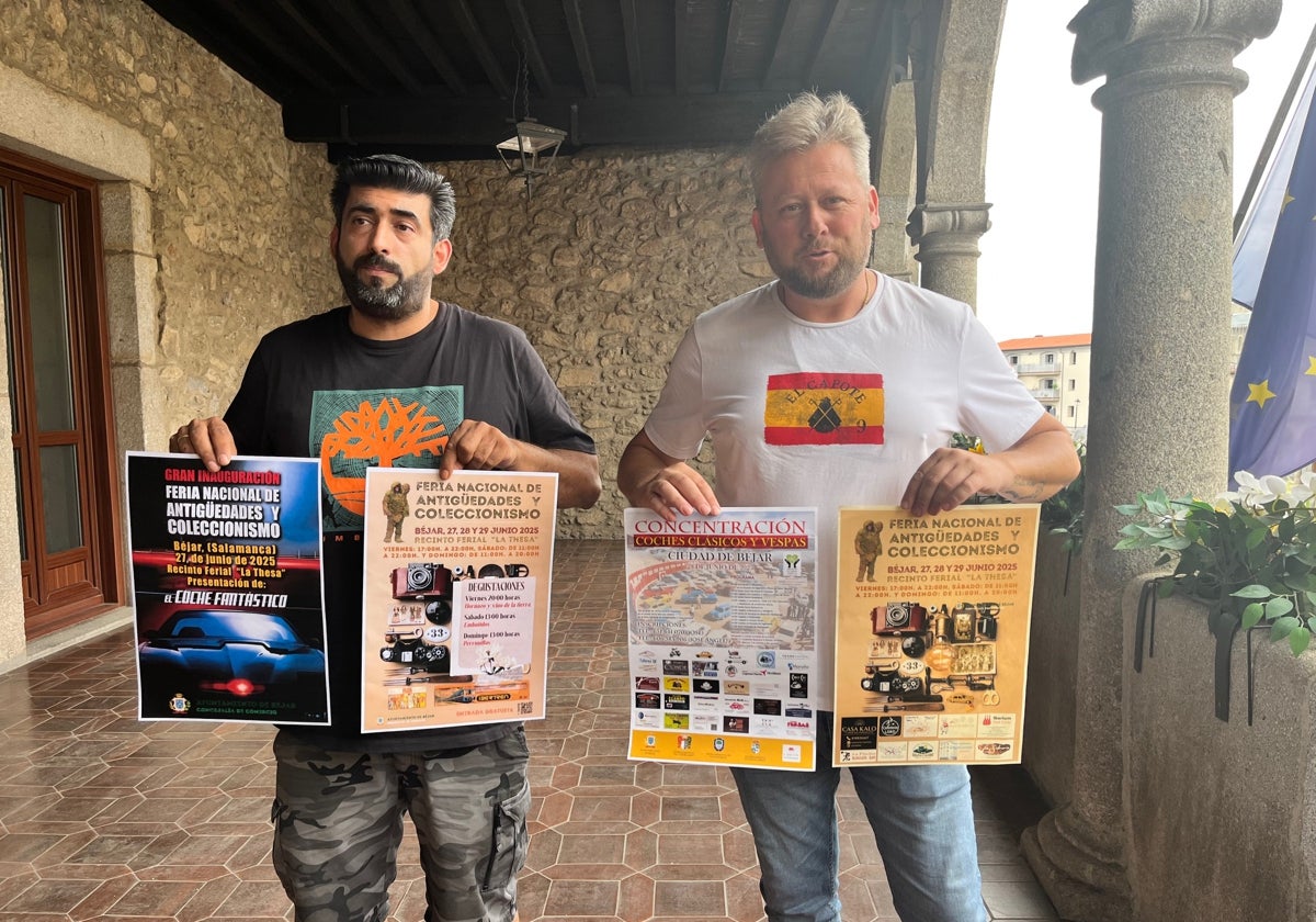 Pedro Sánchez y Jonathan Sánchez, esta tarde de lunes con los carteles de la feria.