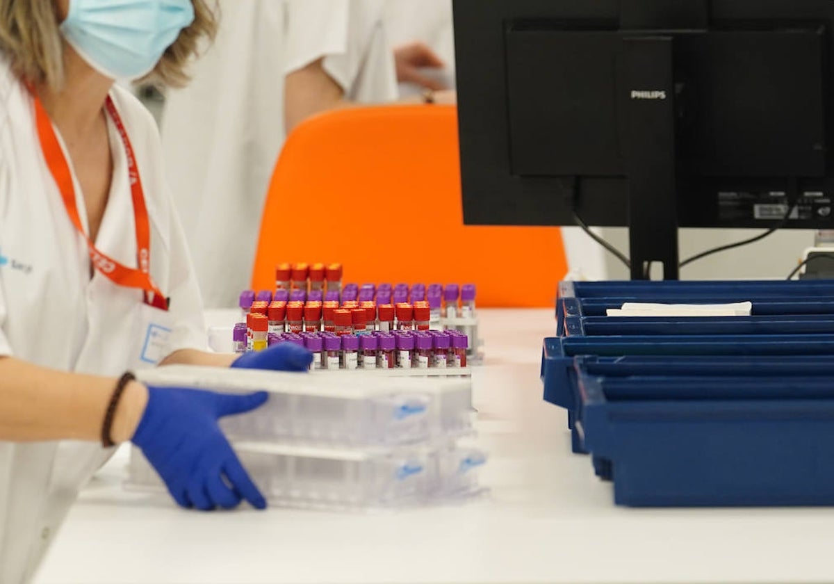 Personal de laboratorio del Hospital transporta muestras para su análisis.