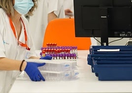 Personal de laboratorio del Hospital transporta muestras para su análisis.