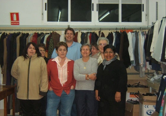 Algunos fundadores del Ropero en el año 2000.