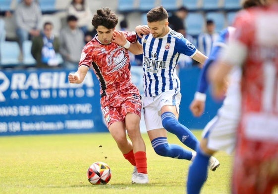 Alonso García protege el cuero en un partido de la pasada campaña.