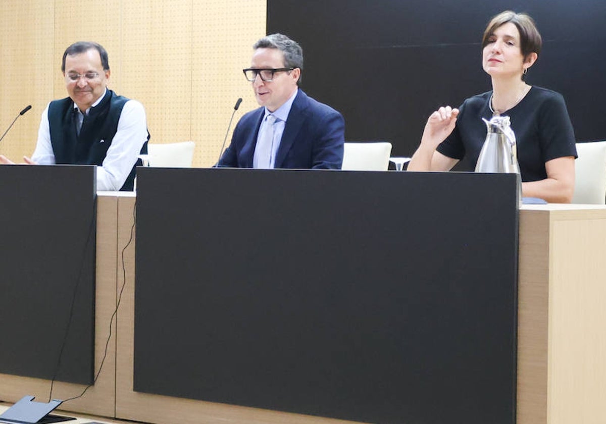 El embajador de India en España, Dinesh Kumar; el rector de Universidad, Juan Manuel Corchado y la directora del CIE, Susana Azpiazu.