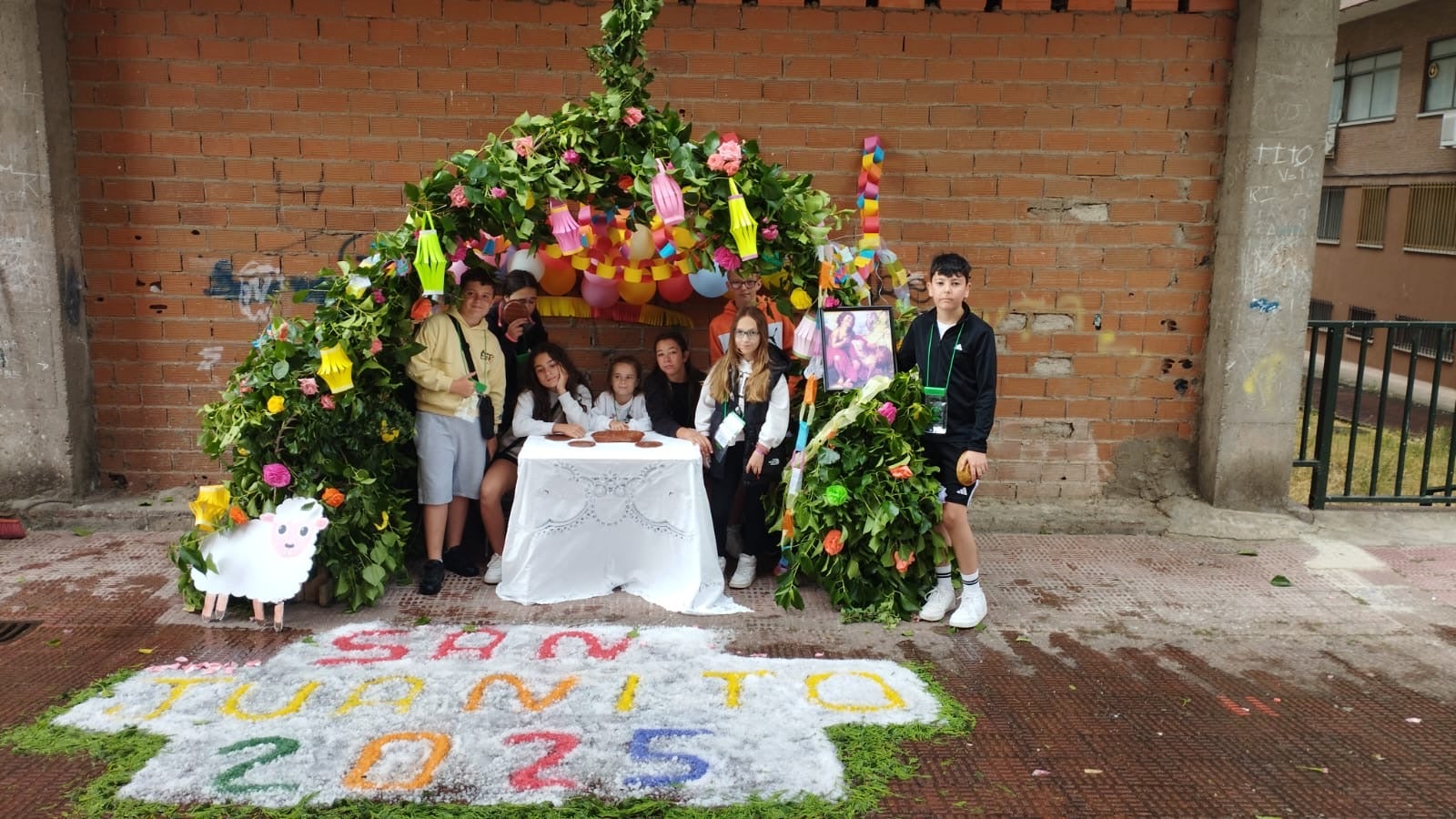 Béjar reta al mal tiempo y revive la tradición de los Arcos de San Juanito