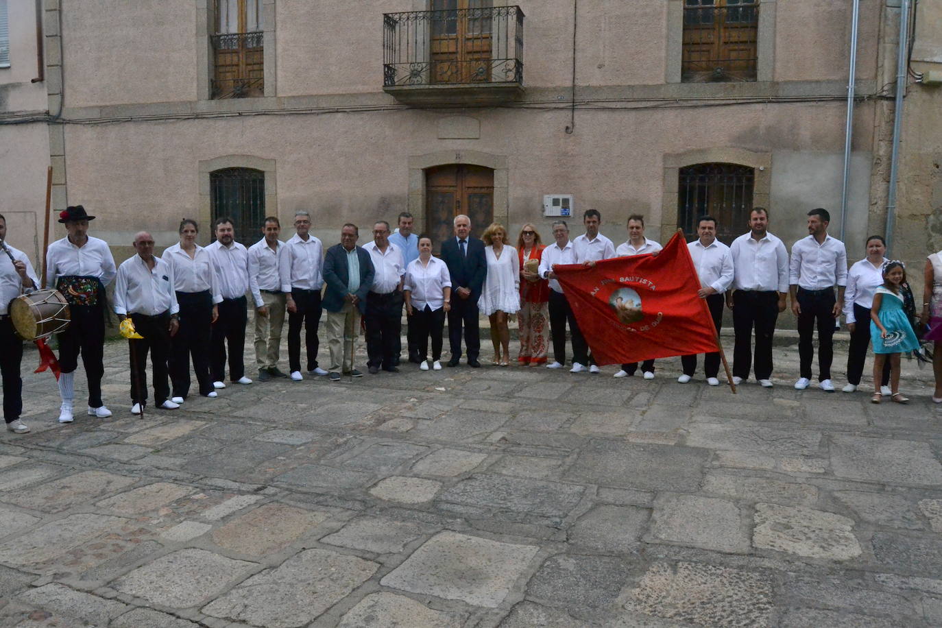 Hinojosa “echa” la bandera a pesar del viento y la lluvia