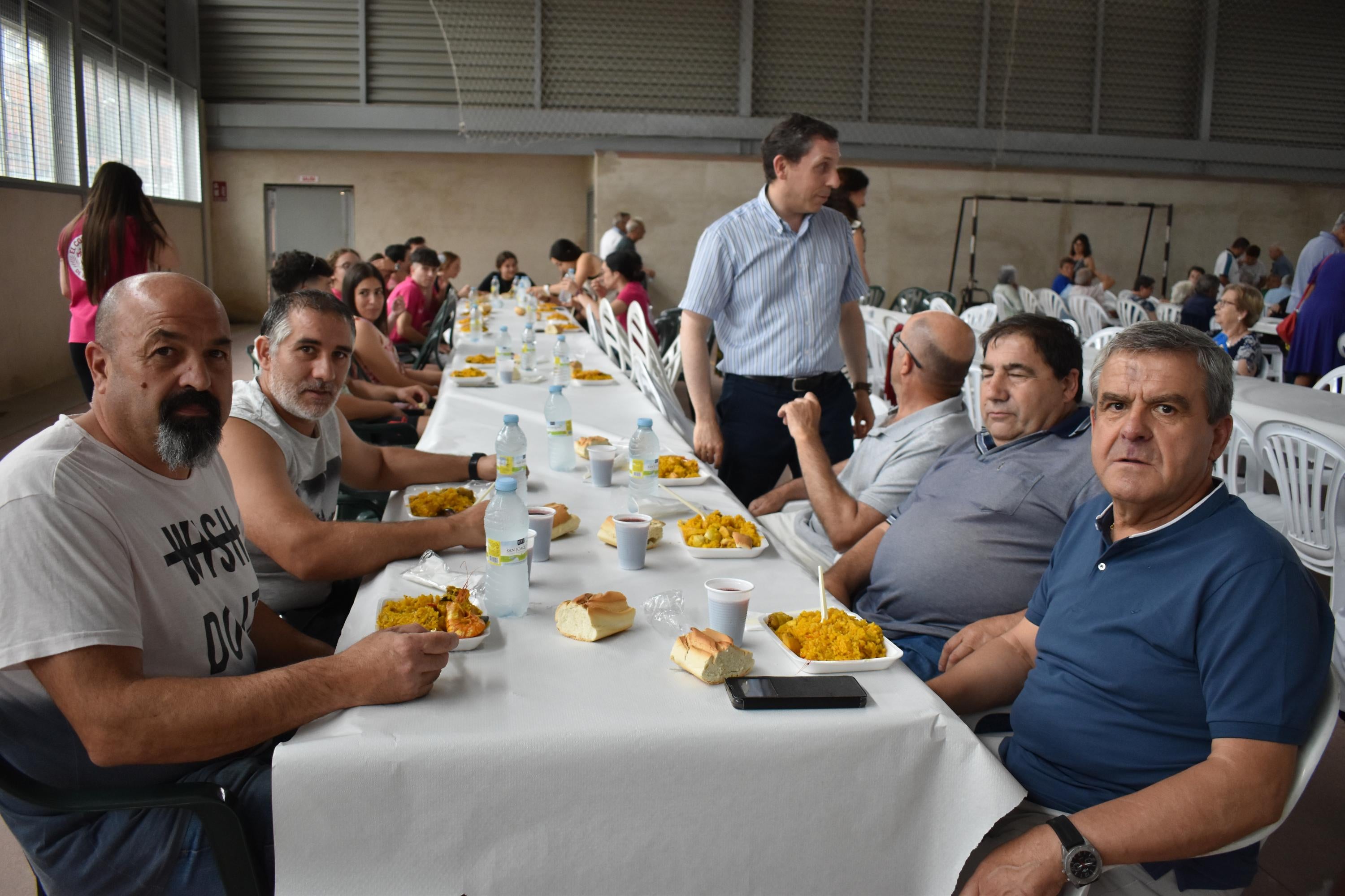 Comida &#039;familiar&#039; en Valverdón para 200 personas