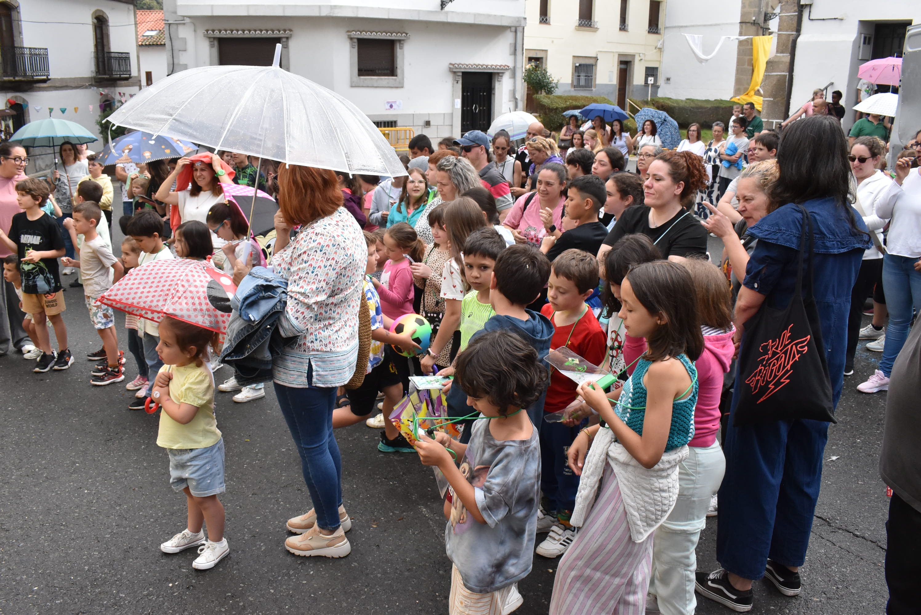 Béjar reta al mal tiempo y revive la tradición de los Arcos de San Juanito