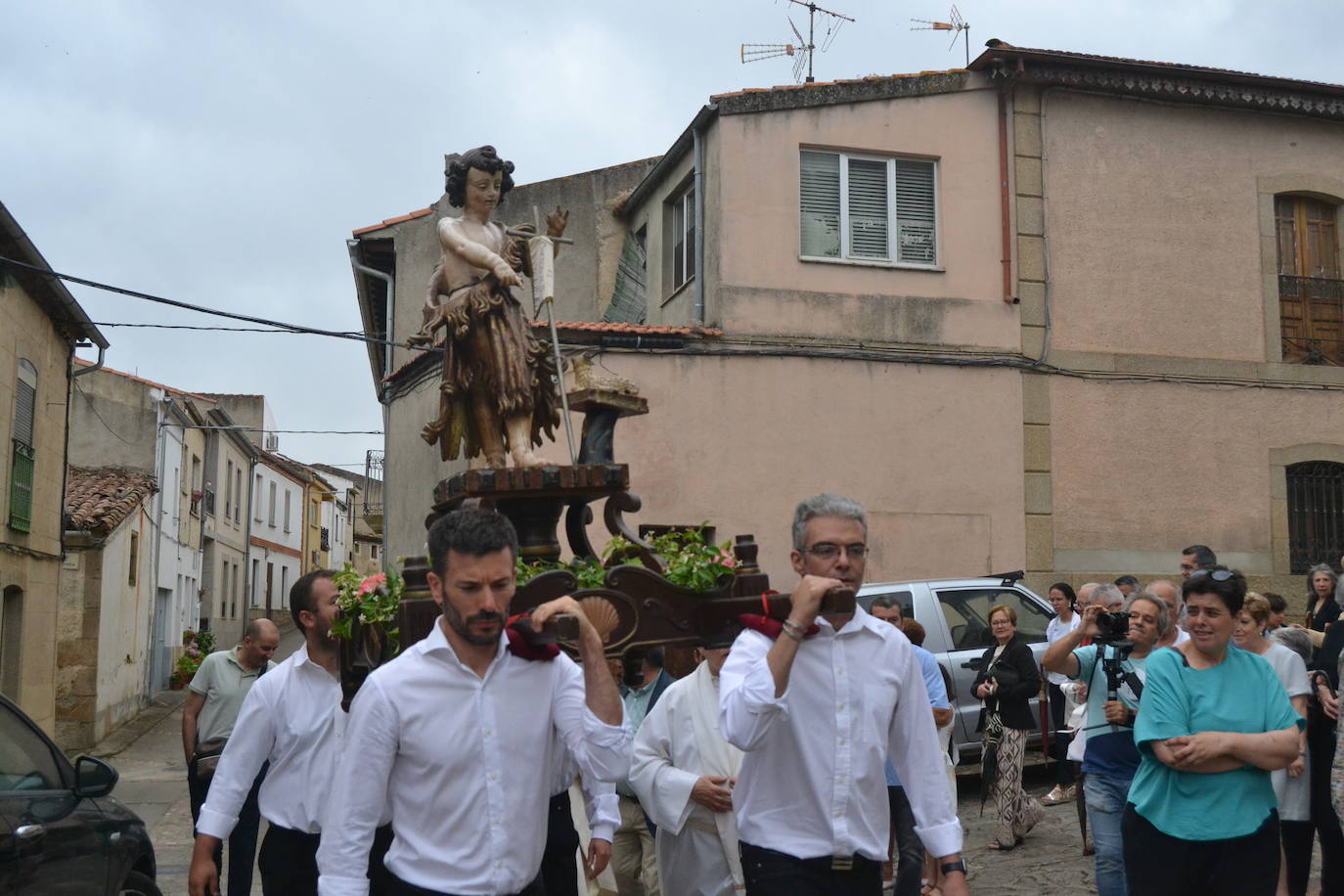 Hinojosa “echa” la bandera a pesar del viento y la lluvia