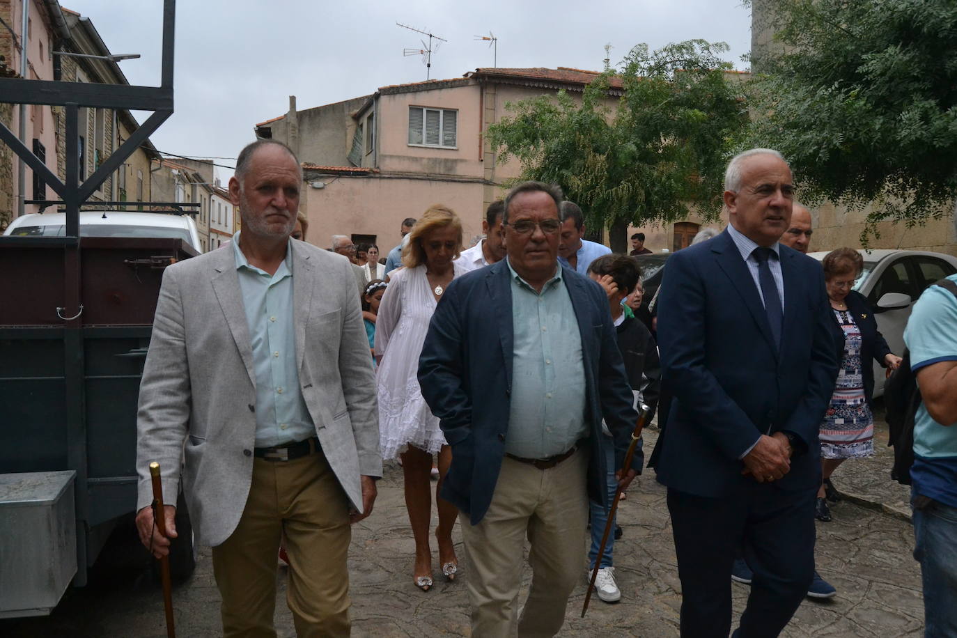 Hinojosa “echa” la bandera a pesar del viento y la lluvia