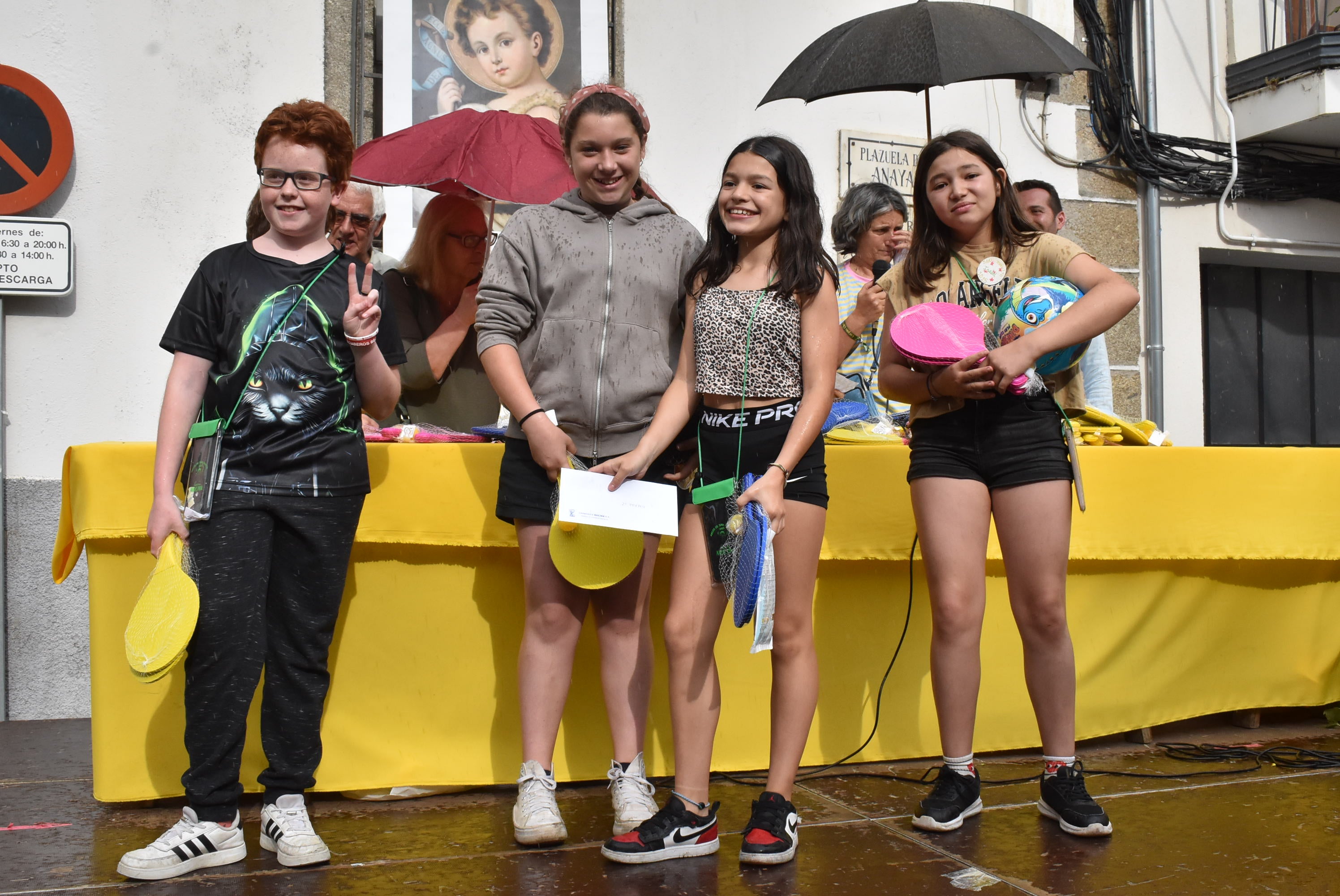Béjar reta al mal tiempo y revive la tradición de los Arcos de San Juanito