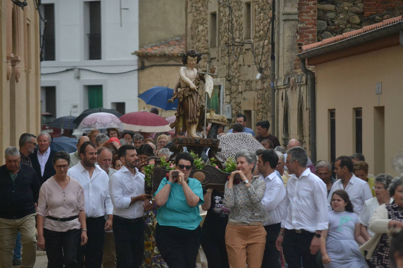 Hinojosa “echa” la bandera a pesar del viento y la lluvia