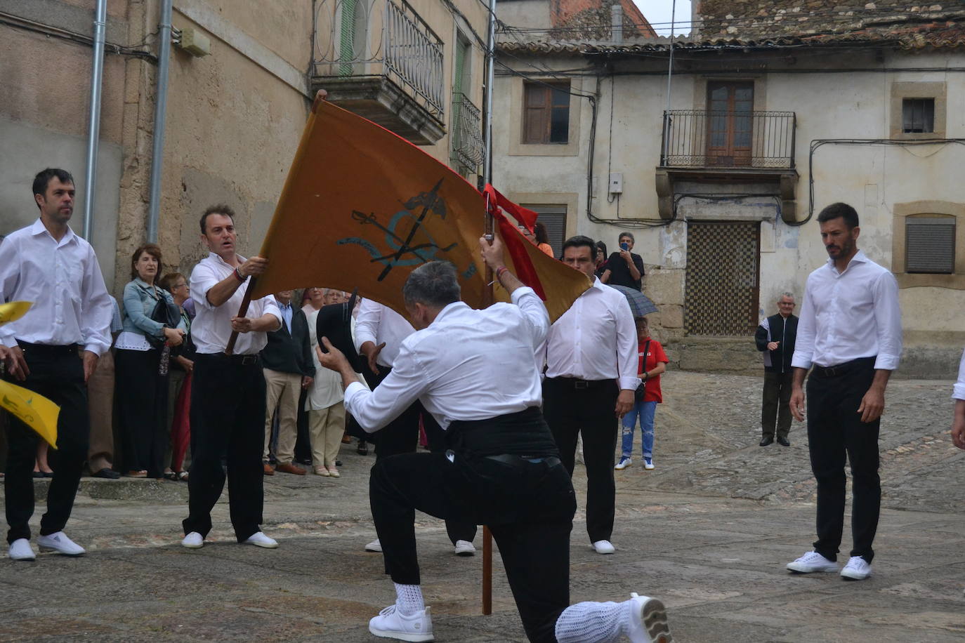 Hinojosa “echa” la bandera a pesar del viento y la lluvia
