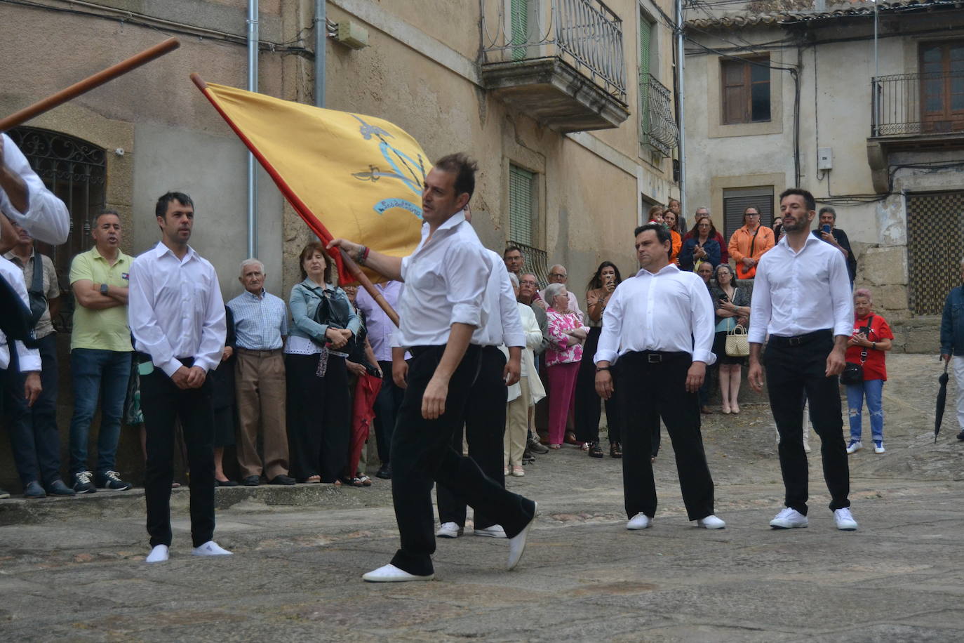 Hinojosa “echa” la bandera a pesar del viento y la lluvia