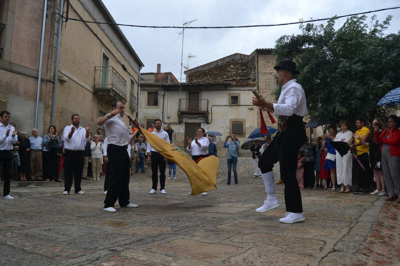Hinojosa “echa” la bandera a pesar del viento y la lluvia