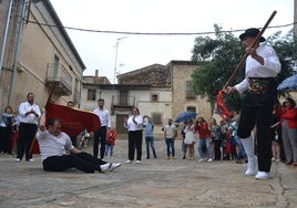 Los mozos bailando la bandera en el atrio de la iglesia parroquial