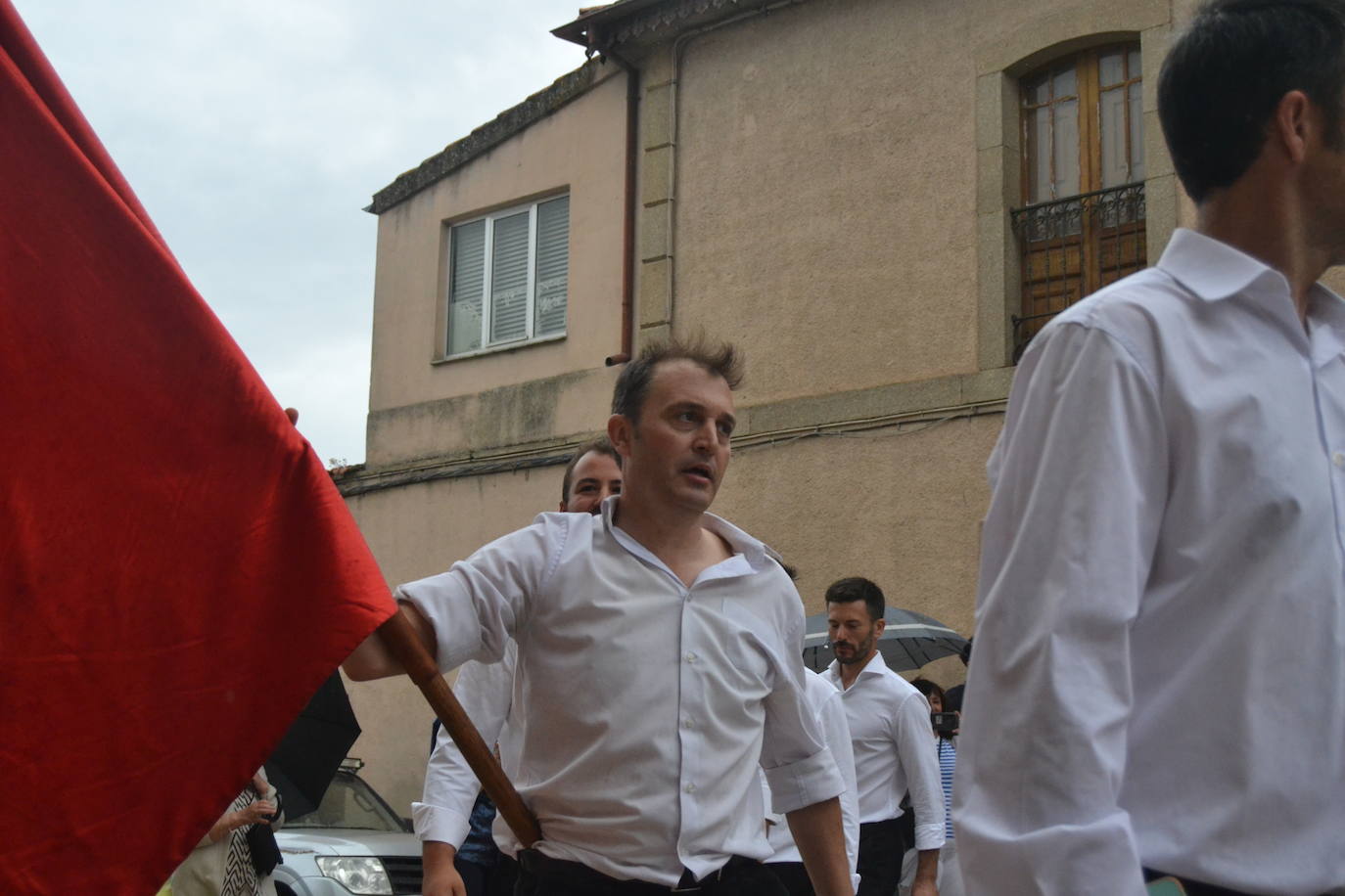 Hinojosa “echa” la bandera a pesar del viento y la lluvia
