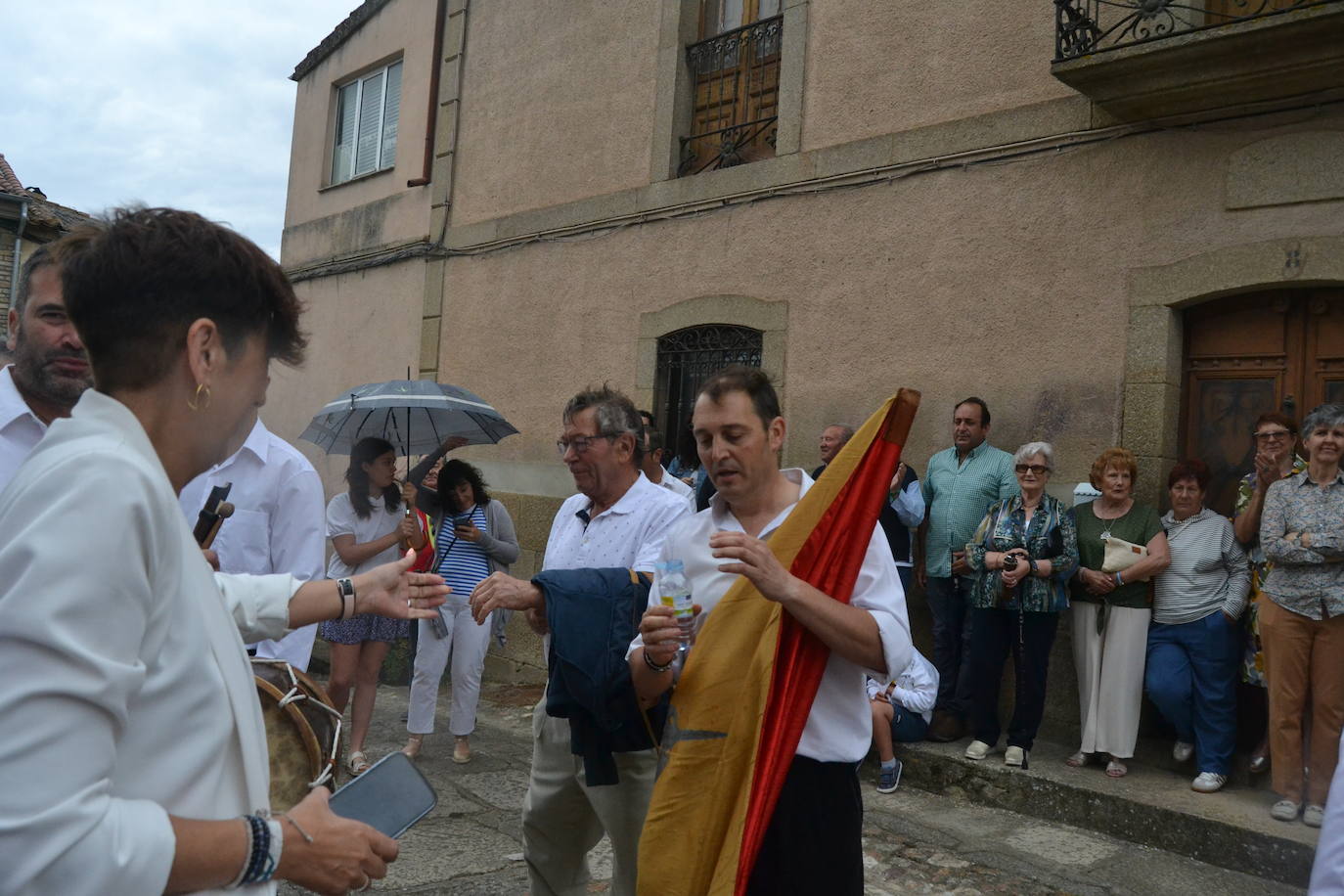 Hinojosa “echa” la bandera a pesar del viento y la lluvia